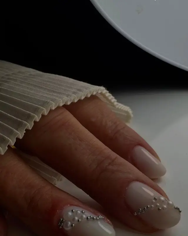 Ongles nude, fine arabesque de strass