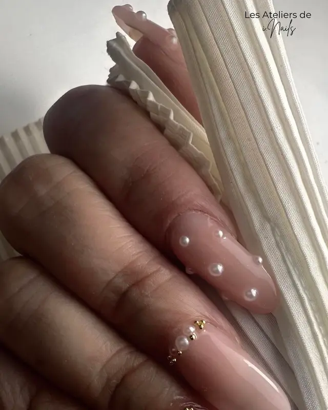 Ongles longs nude parsemés de petites perles