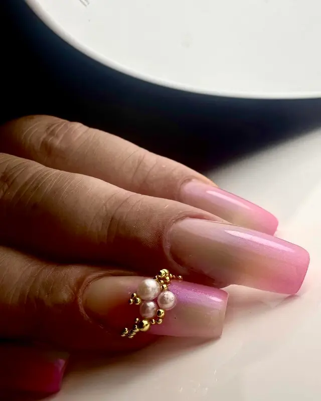 Ongles carrés en dégradé rose, perles et billes dorées